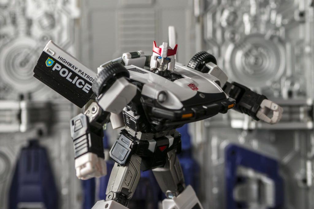 Prowl Generation 1 Autobot with car wheels in his shoulder