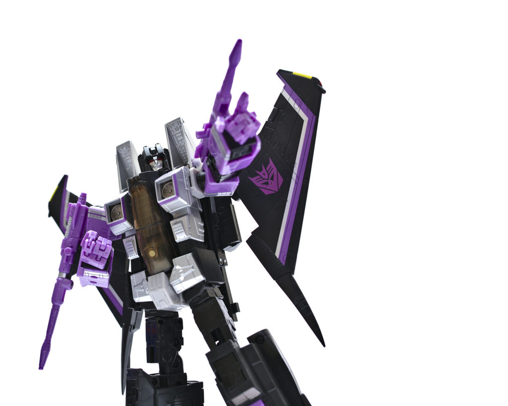 Purple Skywarp G1 holding machine guns in both hands