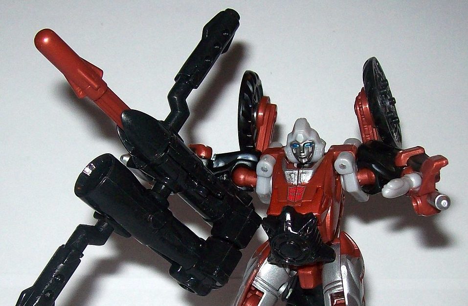Elite-one in silver and red holding a projectile launcher
