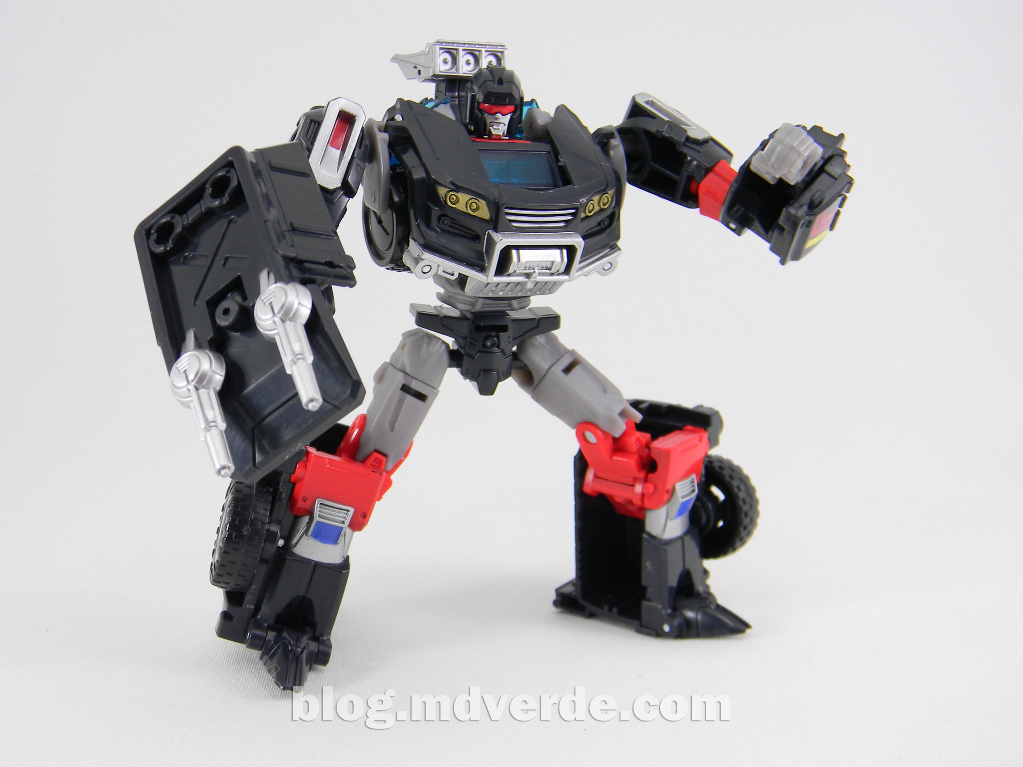 Trailbreaker with a roof/battle shield in his right arm