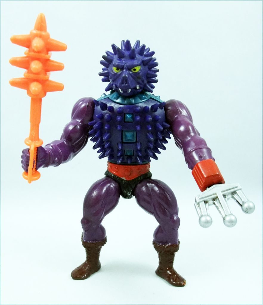 Spikor holding his weapons